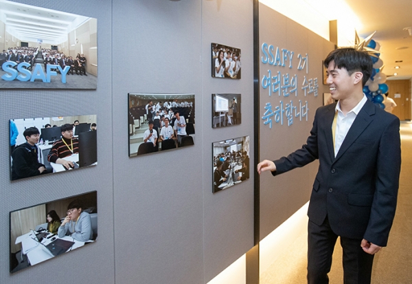 24일 서울 멀티캠퍼스 교육센터에서 열린 삼성 청년 소프트웨어 아카데미 2기 수료식에 참석한 교육생이 1년간의 활동을 되돌아 보고 있다. (사진= 삼성전자)