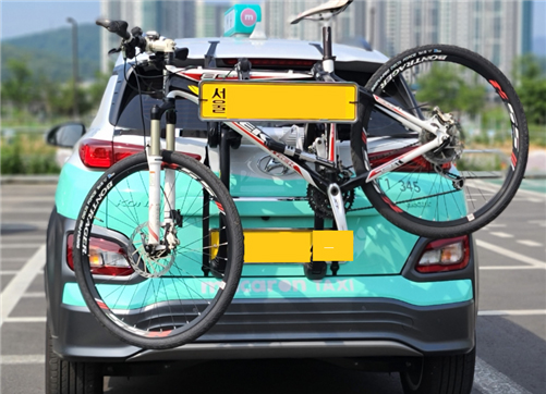 자전거 1대를 거치대에 실은 택시 (사진= 서울시)