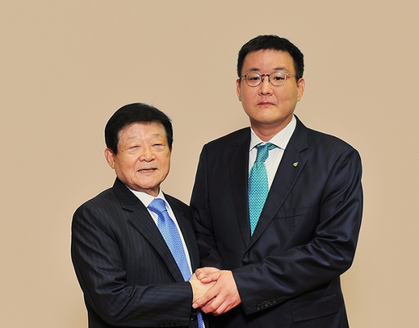 김남호 DB그룹 신임회장(오른쪽)과 이근형 전 회장(왼쪽)이 악수하고 있다. (사진= DB그룹)
