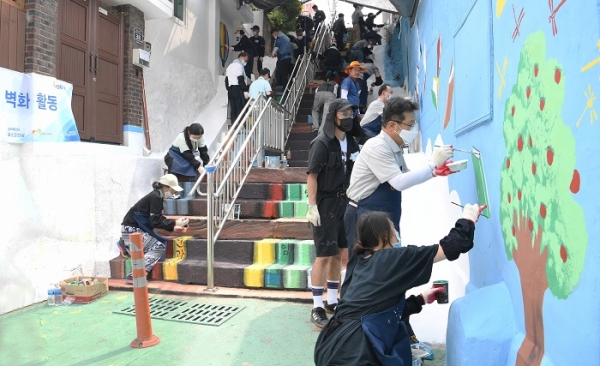 인천 동구 배다리 마을서 벽화그리기 봉사(제공=포스코건설)