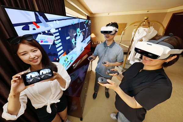 LG유플러스는 서울 웨스틴조선호텔과 함께 여름 휴가철 호텔 이용객을 대상으로 클라우드 VR 서비스를 제공한다.(사진= LG유플러스)