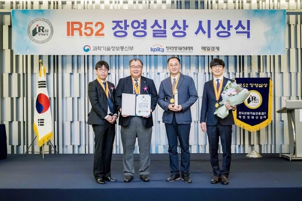 (왼쪽부터)조성준대리, 김장욱이사, 이상현차장, 이득수과장(제공=KCC)
