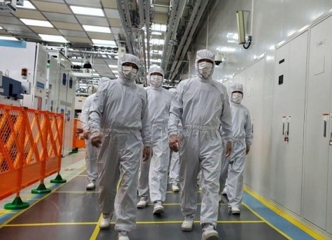 이재용 삼성전자 부회장이 지난5월 18일 중국 산시성에 위치한 삼성전자 시안반도체 사업장을 찾아 현장을 점검하고 있다. (사진=삼성전자 제공)