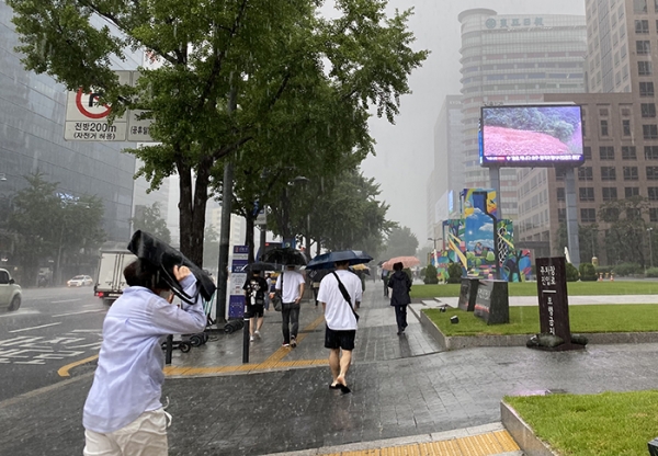 2020년 7월 29일 오전 9시 경 한국프레스센터 앞. 장대비가 쏟아지는 출근길 모습  (사진= 김아름내)