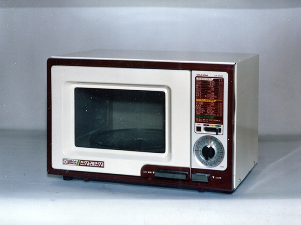 LG전자가 1981년 국내업계에서 처음 선보인 골드스타 전자레인지(ER-5000) 제품사진 (사진= LG전자)