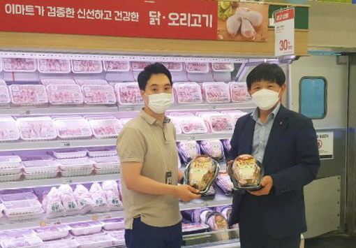 (왼쪽부터) 이마트 관계자, (사)한국토종닭협회 문정진 회장 (사진= 한국토종닭협회)