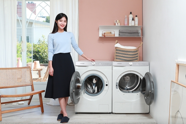 삼성전자 모델이 '그랑데 AI' 10kg 세탁기·9kg 건조기 신제품을 소개하고 있다. (사진= 삼성전자)