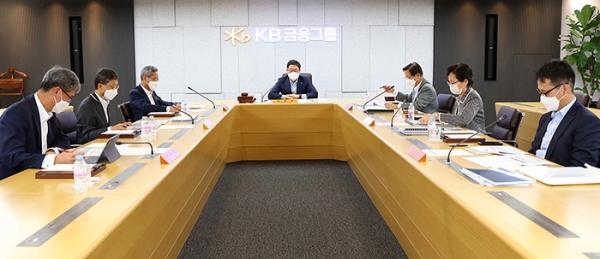 지난 25일 개최된 KB금융지주 ESG위원회 회의 모습 (사진= KB금융)