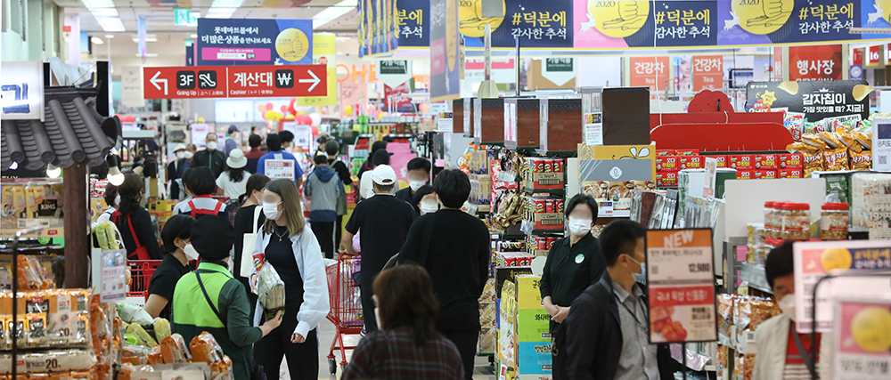 추석 연휴 전 소비자들이 롯데카드 서울역점에서 물품을 고르고 있다 (사진= 뉴시스)