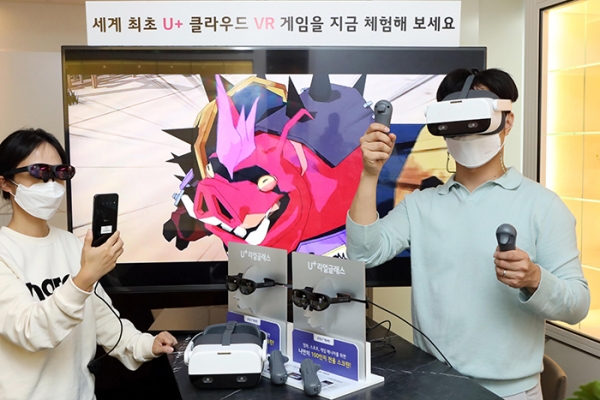 LG유플러스는 ‘그랜드 하얏트 서울 호텔’과 함께 9월 30일부터 10월 11일까지 호텔 투숙객과 방문객을 위한 AR·VR 체험존을 운영한다. 호텔 1층에서 모델들이 AR·VR 서비스를 체험하는 모습. (사진= LG유플러스)