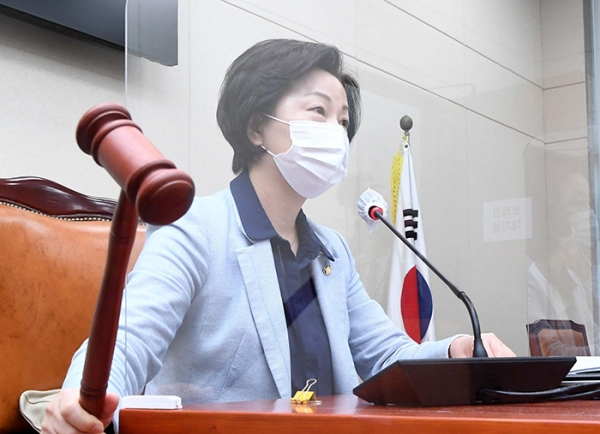 10월 15일 서울 여의도 국회에서 열린 환경노동위원회 국정감사에서 송옥주 위원장이 의사봉을 두드리고 있다. (공동취재사진)