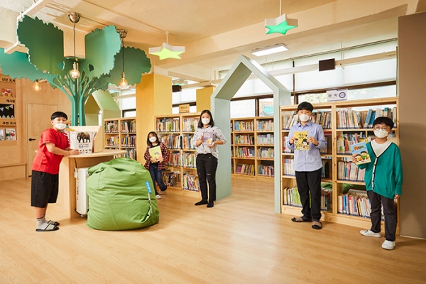 제25호 뉴스킨 희망 도서관 ‘느티나무 도서관’에서 학생들이 기념촬영을 하고 있다 (사진= 뉴스킨)