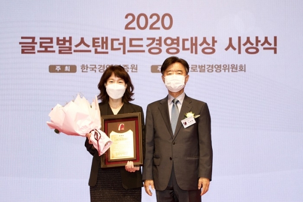 지속가능경영대상을 수상하는 한전KDN 김미경실장(왼쪽)(제공=한전)