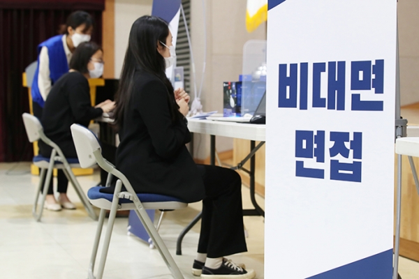 10월 22일 서울 성동구청 대강당에서 열린 일자리 박람회 '일이 온다넷(NET)'에 참여한 구직자가 비대면 면접을 보고 있다. (사진= 성동구)