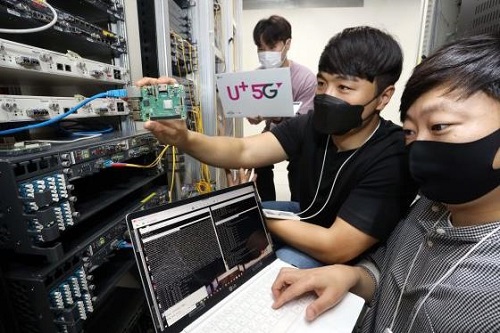 LG유플러스 기술진이 양자내성암호 기술을 검증하고 있다. (사진=LGU+ 제공)