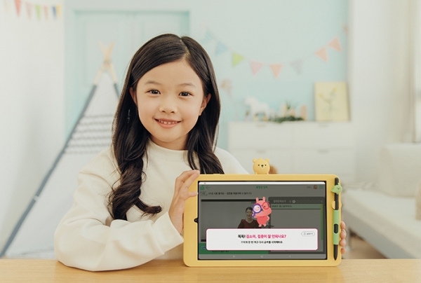 어린이가 인기 초등 교육 콘텐츠를 앱 하나로 볼 수 있는 가정학습 서비스 U+초등나라를 이용하고 있다.(사진=LG유플러스 제공)