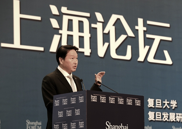 최태원 SK회장이 지난해 5월 중국 상하이국제컨벤션센터에서 열린 '상하이 포럼 2019'에서 개막 연설을 하고 있다. (사진= SK)