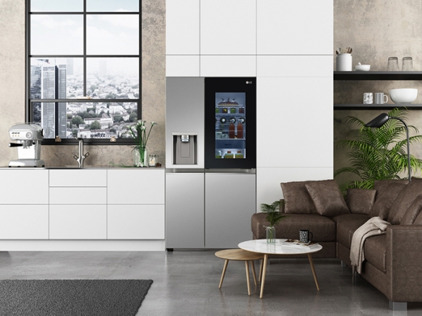 LG전자가 미국 현지시간 내달 11일에 개막하는 CES 2021 전시회에서 디자인과 위생을 강화한 LG 인스타뷰(LG InstaView, 국내명: 노크온 매직스페이스) 냉장고 신제품을 공개한다. LG 인스타뷰 냉장고의 연출 사진 (사진= LG전자)