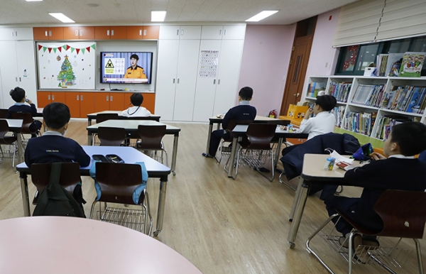 서울 화랑초등학교에서 긴급돌봄반 학생들이 교육영상을 시청하는 모습 / 기사와 관계없음 (사진= 뉴시스)