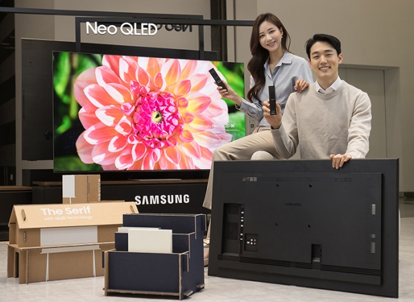 삼성전자 모델이 수원 삼성 디지털시티에서 2021년 신제품 Neo QLED TV와 새롭게 적용된 솔라셀 리모컨, 에코 패키지를 소개하고 있다. (사진= 삼성전자)