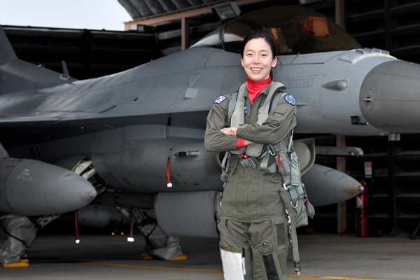 여군 최초로 '전술무기교관' 자격을 획득한 공군 39정찰비행단 159전투정찰비행대대 소속 김선옥 소령(진)(공사 60기, 만 32세)이 자신의 주기종인 F-16 전투기 앞에서 포즈를 취하고 있다 (사진= 공군)