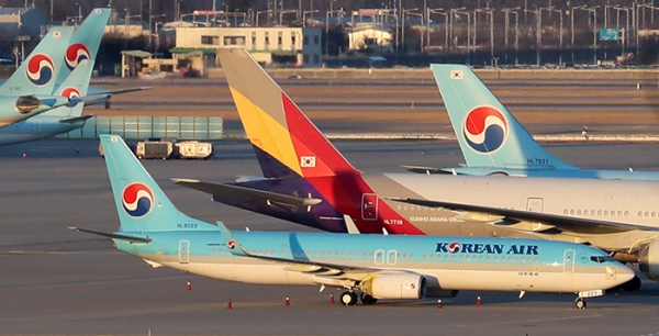 인천국제공항 전망대에서 바라본 계류장에서 보이는 대한항공과 아시아나항공 여객기 (사진= 뉴시스)