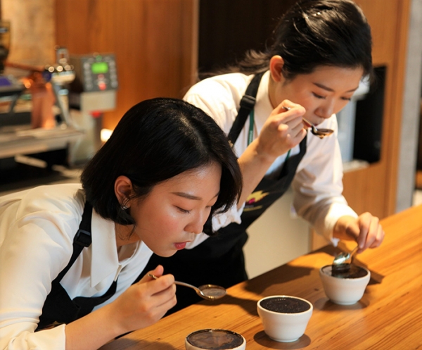 타벅스 코리아 17대 커피대사 전주이(왼쪽),김성은(오른쪽) 파트너 (사진= 스타벅스코리아)