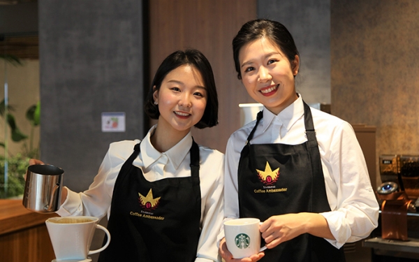타벅스 코리아 17대 커피대사 전주이(왼쪽),김성은(오른쪽) 파트너 (사진= 스타벅스코리아)