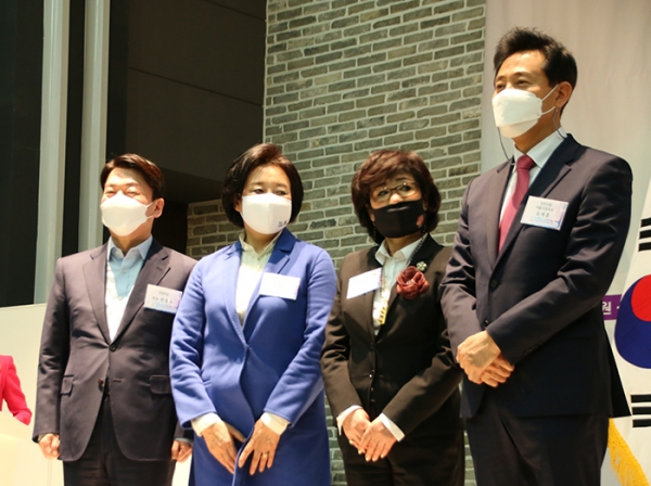 (왼쪽부터) 안철수, 박영선 허명 여성단체협의회장, 오세훈 서울시장 후보 (사진= 김아름내)