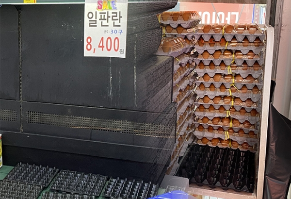 (왼쪽) 마트에서 품절된 계란, (오른쪽) 정육점에서 1판에 9000원(2월6일 기준) 판매된 계란 (사진= 김아름내)<br>