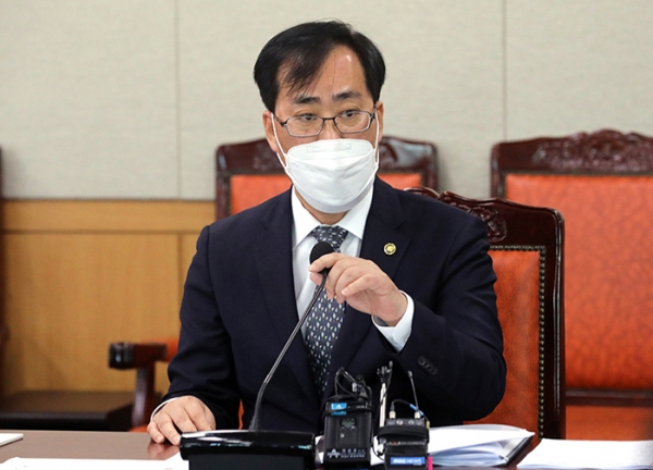 일본 정부가 후쿠시마 원전 방사능 오염수를 바다에 방류하기로 공식 결정한 13일 박준영 해양수산부 차관이 정부세종청사에서 대응방안을 밝히고 있다. (사진= 뉴시스)
