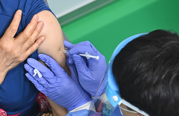 5월 26일 오전 경기도 수원시 장안구 국민체육센터에 마련된 수원시 코로나19 제3호 예방접종센터에서 의료진이 백신을 접종하고 있다. (사진= 뉴시스)