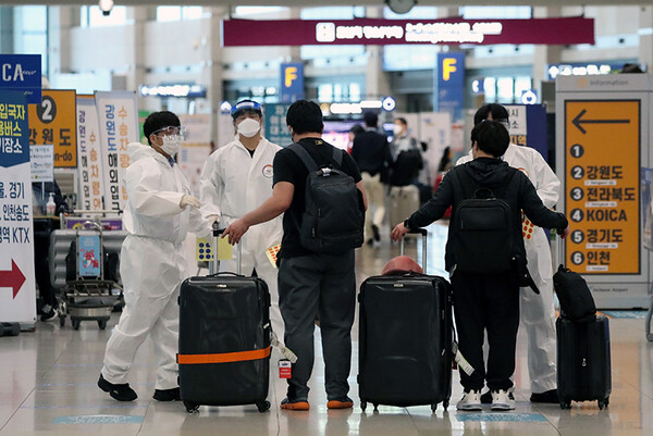 5월 20일 인천국제공항 1터미널 입국장에서 방역 관계자들이 업무를 보고 있다. (사진= 뉴시스)