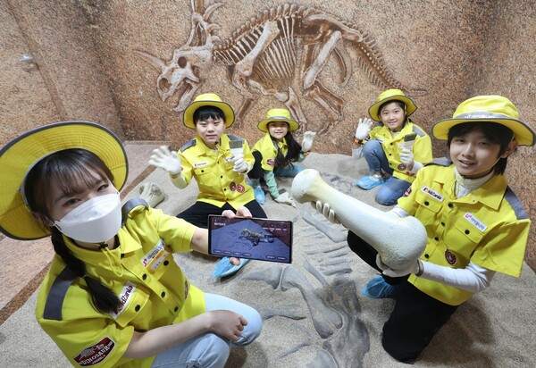 아이들이 서울 송파구에 위치한 키자니아 서울의 ‘공룡 화석발굴단’ 체험관에서 고생물학자 직업을 체험하고 있는 모습.(제공=LG유플러스)