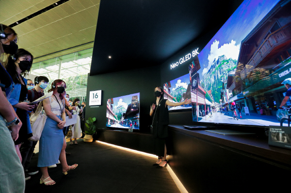삼성전자가 13일 싱가포르 국립미술관에서 2022년 TV 신제품 출시 행사를 진행했다. 행사 참석자들이 'Neo QLED 8K' 제품을 체험하고 있는 모습 (사진=삼성전자)