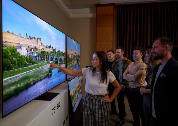 11일(현지시간) 영국 런던 로얄가든 호텔에서 개최된 삼성전자 유럽 테크세미나에서 참석자들이 삼성전자의 2022년형 신제품 Neo QLED 8K를 살펴보고 있다.(사진=삼성전자)