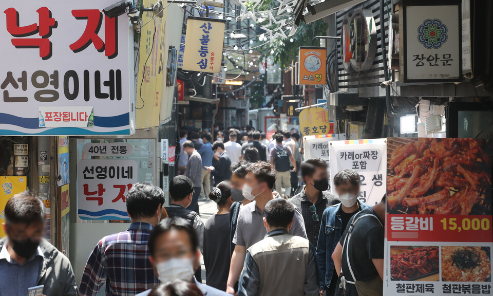  12일 오후 서울 중구 무교동 음식 문화의 거리 식당들이 점심시간을 맞아 분주한 모습(사진=뉴시스)