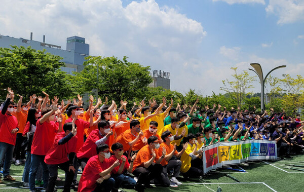 삼성디스플레이 직원들이 무료개안사업 재개를 기념해 열린 사내 행사에 참여하고 있다 (사진=삼성디스플레이 제공)