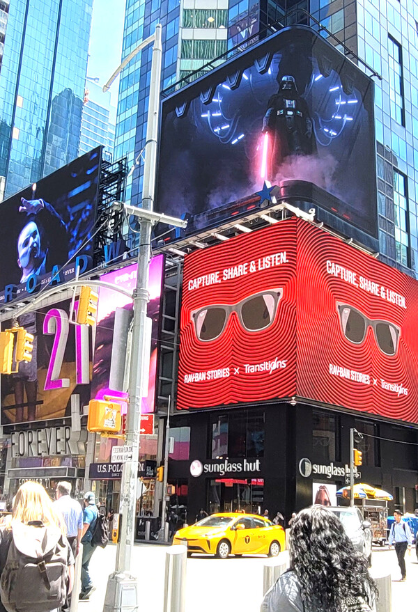 LG전자가 뉴욕 타임스스퀘어(Times Square)에 있는 전광판을 통해 스타워즈 신작드라마를 활용한 LG 올레드 TV 광고 영상을 공개했다. (사진=LG전자) 