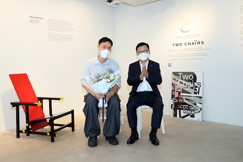 이원덕 우리은행장(오른쪽)과 이번 전시회 작품을 제작한 김하늘 디자이너가 기념촬영을 하고 있다.