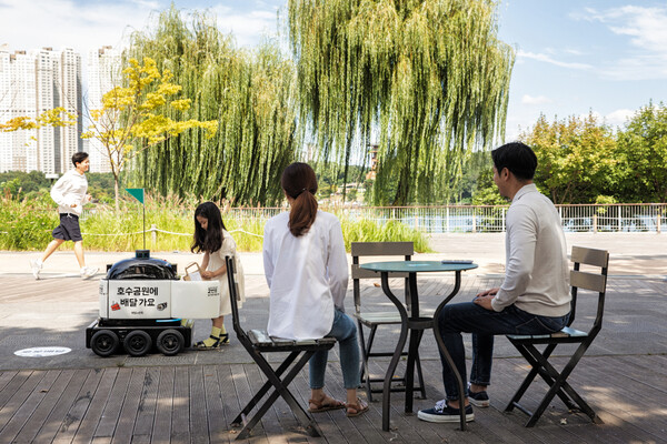 실내외 배달로봇 딜리 드라이브가 경기도 수원 광교호수공원에서 음료를 배달하고 있다.(제공=우아한형제들)