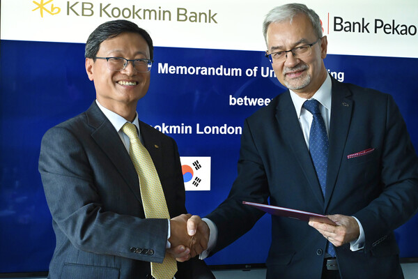 (왼쪽)전채옥 KB국민은행 런던지점장과 (오른쪽) Jerzy Kwieciński 페카오은행 기업금융 및 투자 자본시장 그룹 부행장