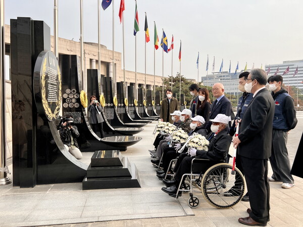 유엔참전용사들이 9일 서울 용산 전쟁기념관을 방문, 평화의 광장에 설치된 6.25전쟁 참전비에 헌화를 하고 있다.