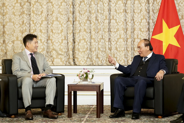 조현준 효성 회장(왼쪽)과 응우옌 쑤언 푹 베트남 국가 주석(오른쪽)