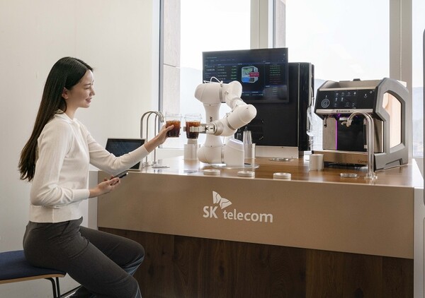 SK텔레콤은 국내 로봇제조 전문기업인 두산로보틱스와 함께 무인 커피로봇 서비스인 ‘AI바리스타로봇’을 26일 출시했다(제공=SK텔레콤)