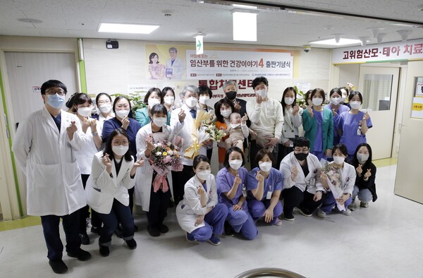 김윤하 교수 임산부 지침서 발행 단체사진 사진 = 전남대병원