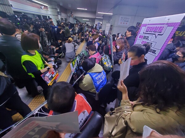 전국장애인차별철폐연대의 시청역 지하철 시위 현장.