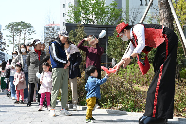 송파시그니처롯데캐슬 단지에서 롯데캐슬 입주민들이 봄맞이 단지의 날 행사에 참여하고 있다.