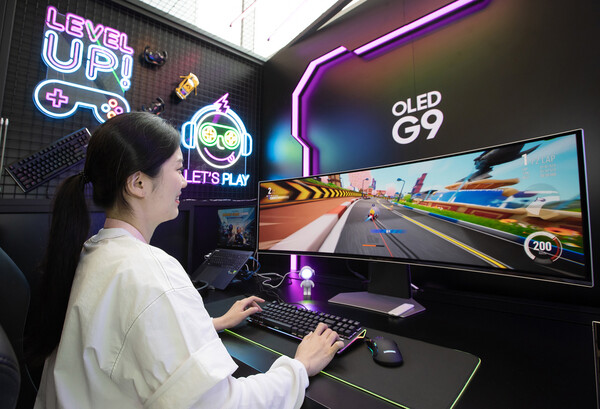  '삼성 강남' 4층 게이밍 존에서 고객이 게임 체험을 하고 있다.