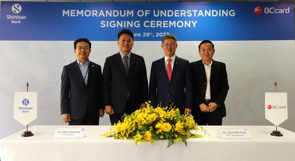 신한베트남은행 강규원 법인장(왼쪽 두번째), BC카드 최원석 대표(왼쪽 세번째) 외 관계자들